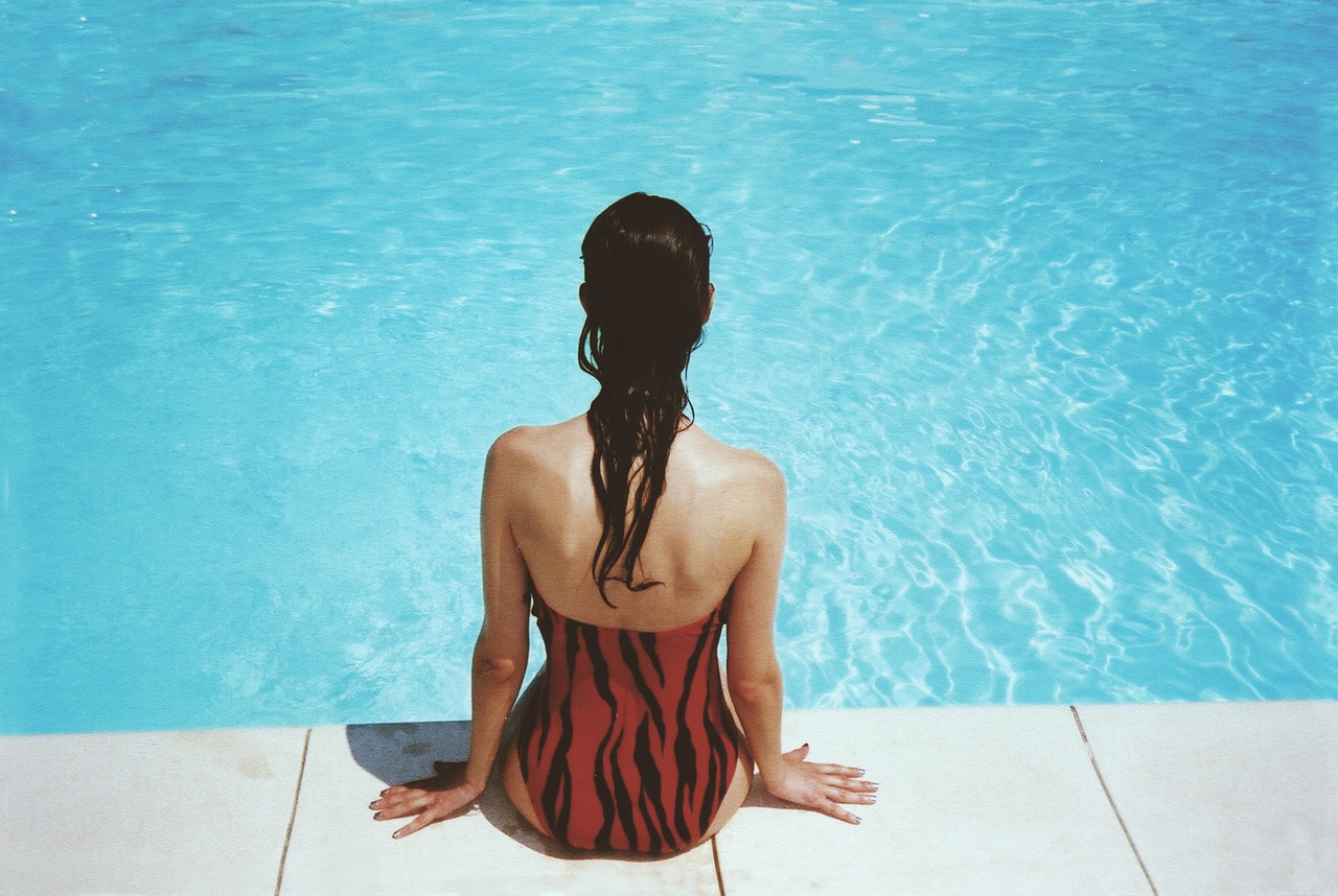 donna a bordo piscina 